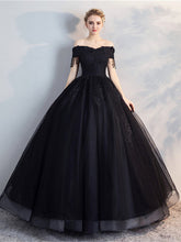 Vestido de fiesta negro de tul con hombros descubiertos y apliques de encaje