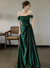 Bonito vestido de noche sencillo con hombros descubiertos en color verde