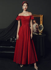 Vestido formal rojo largo de fiesta con hombros descubiertos y corte A