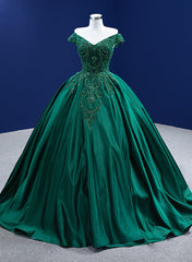 Vestido formal largo de satén verde con cuentas y hombros descubiertos