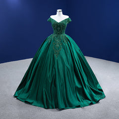 Vestido formal largo de satén verde con cuentas y hombros descubiertos