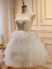 Lindo vestido de fiesta corto color marfil con escote en forma de corazón y cordones