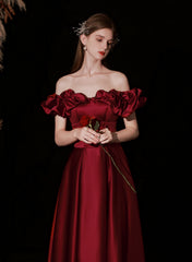 Vestido de noche largo con hombros descubiertos de satén rojo vino