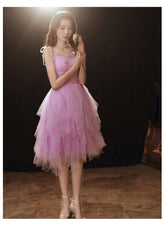 Precioso vestido de fiesta corto con tirantes de tul en color morado claro
