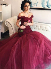 Vestido de noche con hombros descubiertos y apliques de encaje burdeos