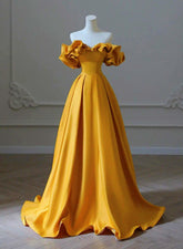 Vestido de fiesta de satén dorado con escote en forma de A y hombros descubiertos