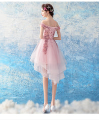 Vestido de fiesta elegante rosa con hombros descubiertos y apliques de encaje