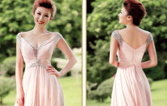 Vestido largo de fiesta con escote en V y cuentas de gasa rosa.