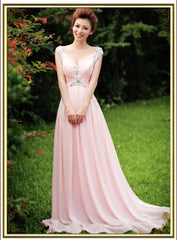 Vestido largo de fiesta con escote en V y cuentas de gasa rosa.