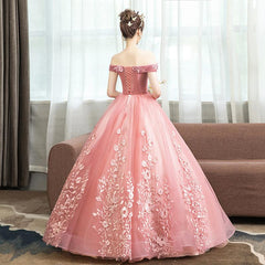 Vestido de quinceañera con hombros descubiertos y encaje rosa con flores