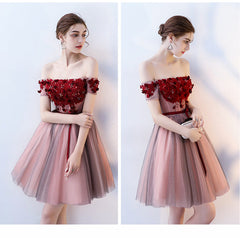 Vestido de fiesta corto con flores de encaje y hombros descubiertos en rosa y gris