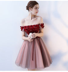 Vestido de fiesta corto con flores de encaje y hombros descubiertos en rosa y gris