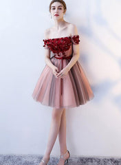 Vestido de fiesta corto con flores de encaje y hombros descubiertos en rosa y gris