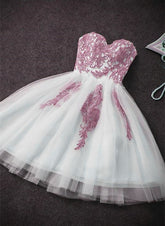 Vestido de fiesta rosa y blanco con escote en forma de corazón hasta la rodilla.