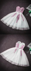 Vestido de fiesta rosa y blanco con escote en forma de corazón hasta la rodilla.