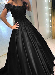 Vestido de fiesta de satén con apliques de encaje y hombros descubiertos en negro glamuroso