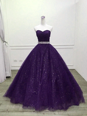 Hermoso vestido de fiesta de tul morado brillante con cuentas