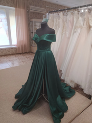 Vestido formal largo con hombros descubiertos y abertura en satén verde oscuro