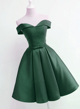 Vestido de fiesta corto con hombros descubiertos y satén verde oscuro