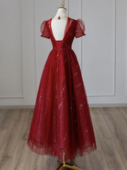 Vestido de dama de honor con mangas cortas de tul rojo vino
