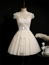Vestido de fiesta color marfil con mangas cortas