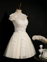 Vestido de fiesta color marfil con mangas cortas