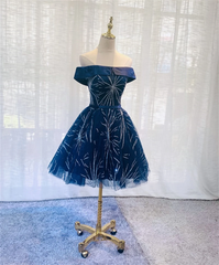 Vestido de fiesta de tul azul oscuro con hombros descubiertos y largo hasta la rodilla