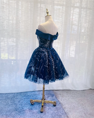 Vestido de fiesta de tul azul oscuro con hombros descubiertos y largo hasta la rodilla