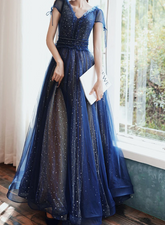 Vestido de fiesta azul marino con mangas cortas, tul brillante y cordones