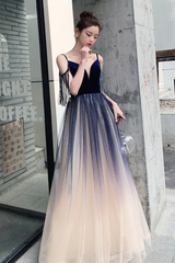 Hermoso vestido de fiesta de tul azul degradado con escote en V y tirantes