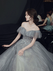 Vestido de fiesta de tul gris claro con escote en forma de A y escote en forma de corazón