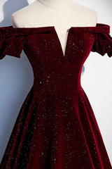 Vestido de noche formal largo con hombros descubiertos de terciopelo rojo vino
