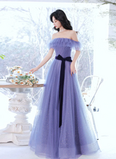 Vestido formal morado claro de tul con escote en forma de corazón y hombros descubiertos
