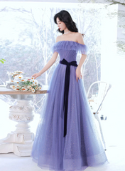 Vestido formal morado claro de tul con escote en forma de corazón y hombros descubiertos