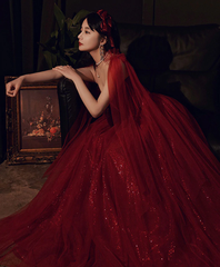 Vestido de noche largo con tirantes de tul brillante color rojo vino