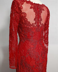 Hermoso vestido de noche de sirena con mangas largas y encaje rojo