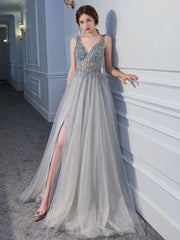 Vestido de noche largo de tul con cuentas en gris plateado, escote en V y abertura en la pierna