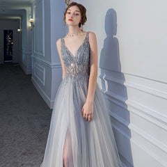 Vestido de noche largo de tul con cuentas en gris plateado, escote en V y abertura en la pierna