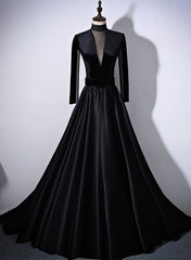 Vestido formal de terciopelo negro y satén con mangas largas y espalda transparente