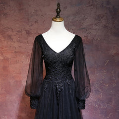 Hermoso vestido de noche negro de manga larga con escote en V