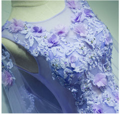 Vestido de quinceañera de tul morado claro con encaje