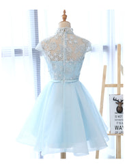 Lindo vestido de fiesta de tul azul claro con encaje