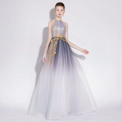 Hermoso vestido de fiesta largo de tul degradado con cuello halter y corte A