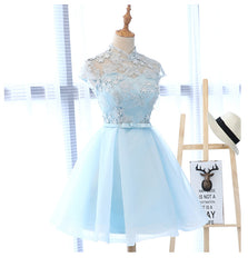 Lindo vestido de fiesta de tul azul claro con encaje