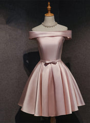 Lindo vestido formal de satén rosa con hombros descubiertos y largo hasta la rodilla