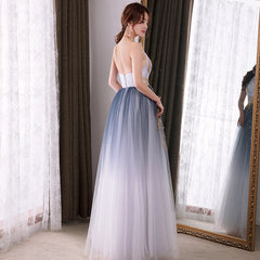 Hermoso vestido de noche de tul con escote halter degradado y encaje