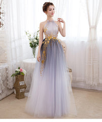 Hermoso vestido de noche de tul con escote halter degradado y encaje