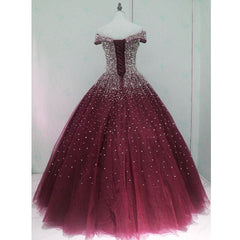 Hermoso vestido de fiesta de quinceañera con hombros descubiertos en color burdeos brillante