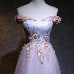 Hermoso vestido de fiesta rosa claro con escote en forma de corazón y hombros descubiertos