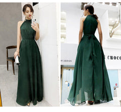 Vestido de fiesta de boda de gasa verde oscuro con cuello halter y largo hasta el suelo